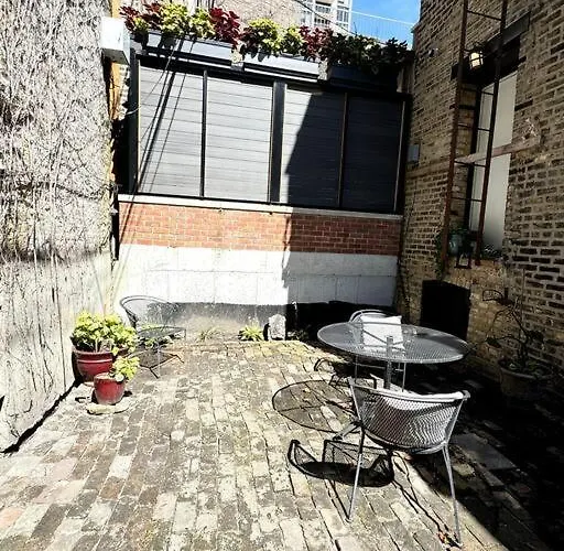 Unique Charm Lincoln Park Apartment *