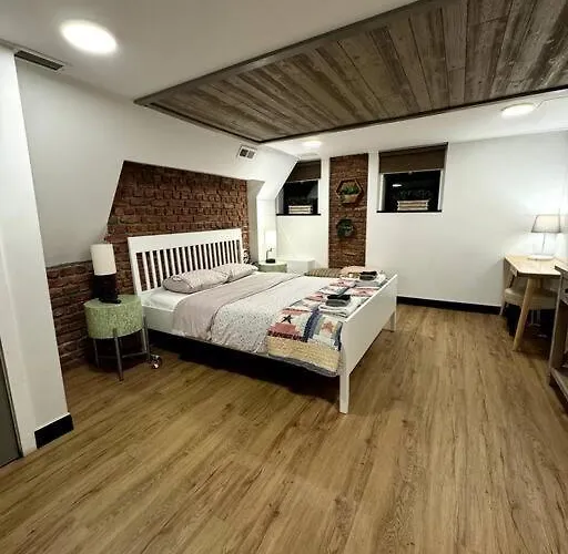 Unique Charm Lincoln Park Apartment