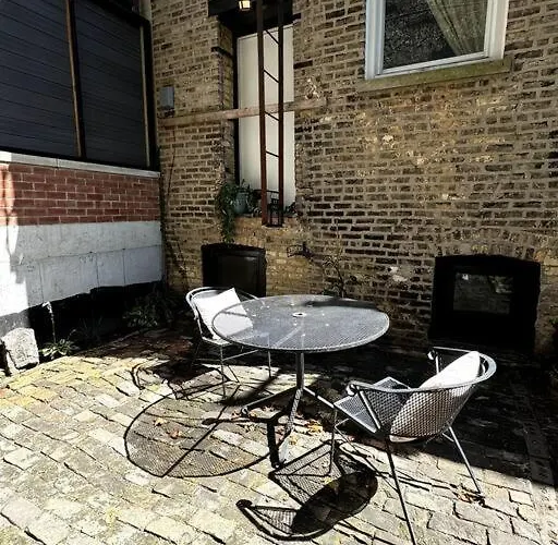 Unique Charm Lincoln Park Apartment *